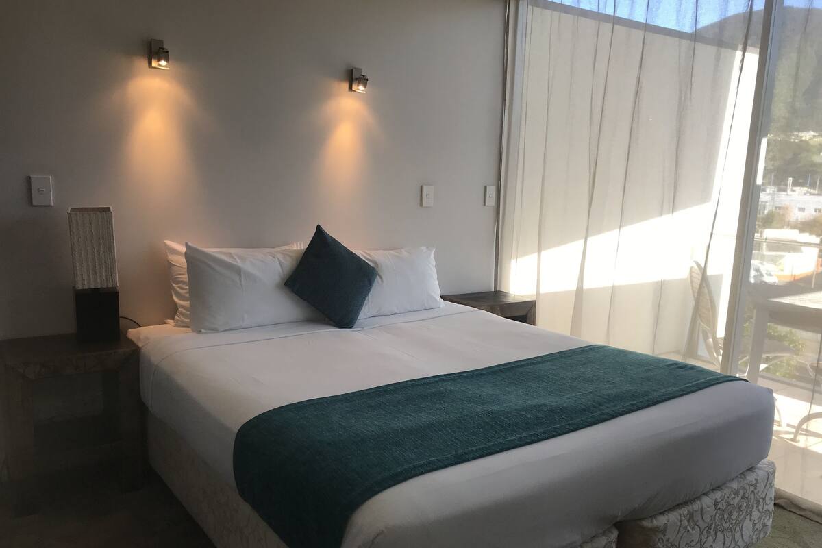 أغطية فراش متميزة وخزنة داخل الغرفة ومكتب وتجهيزات عازلة للصوت