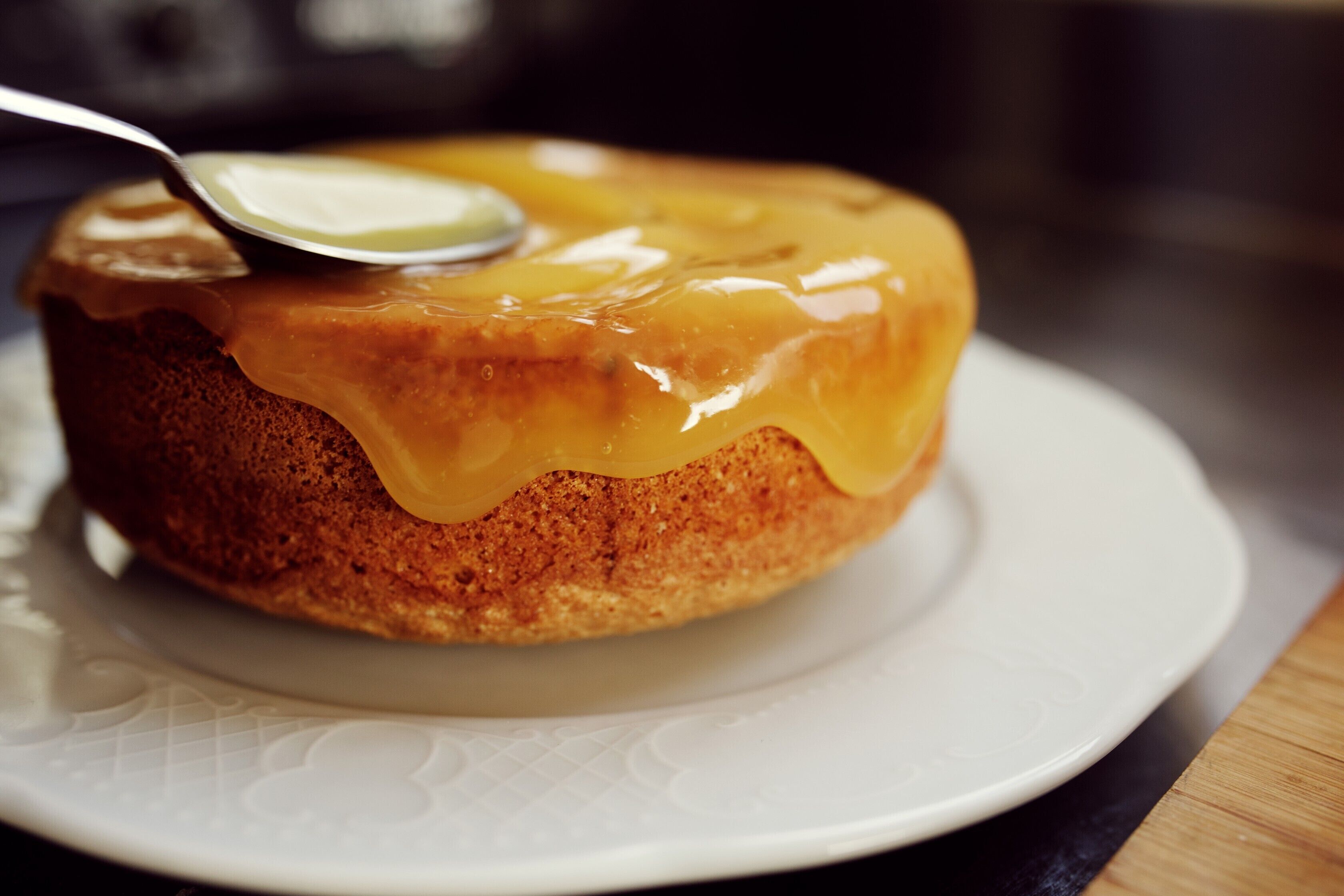 Un pastel con salsa de caramelo sobre un plato blanco.