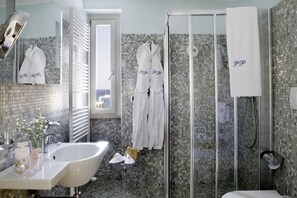 Ducha, secador de pelo, batas, pantuflas