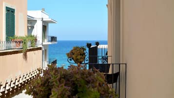 Suite junior, 1 cama de matrimonio grande, balcón, vistas parciales al mar | Vistas al agua
