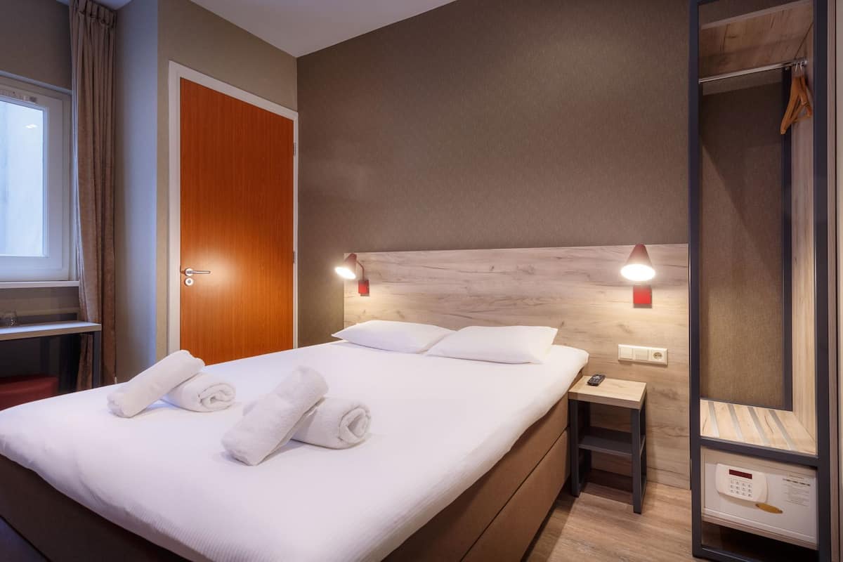 In-room safe, iron/ironing board, free WiFi, bed sheets