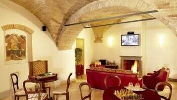 Breakfast, lunch and dinner served