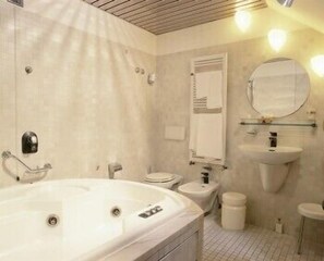 Free toiletries, hair dryer, bidet, towels - Hotel Italia (Foligno)