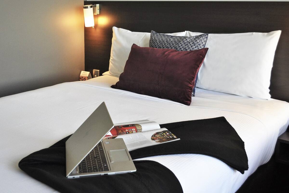 superior room, 1 king bed | minibar, desk, soundproofing, iron/ironing board
