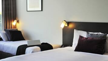 Minibar, escritorio y sistema de insonorización