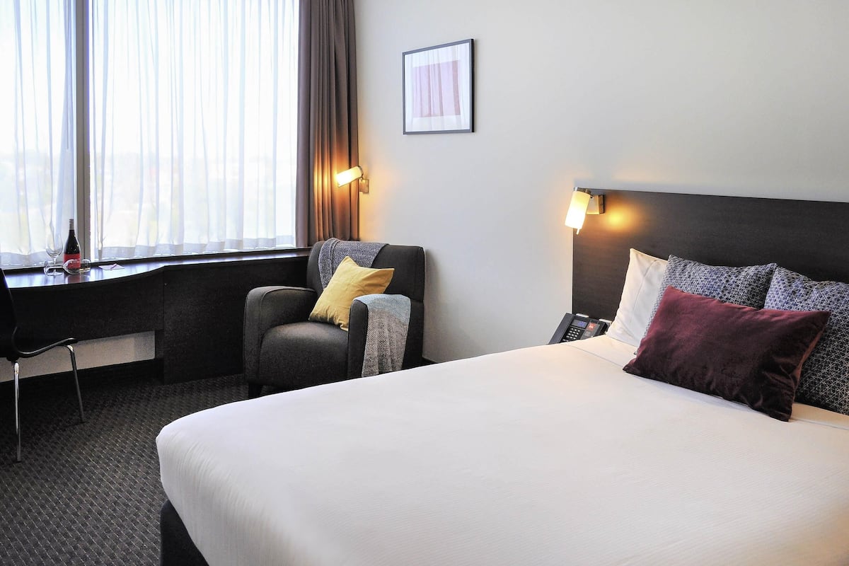 superior room, 1 queen bed | minibar, desk, soundproofing, iron/ironing board