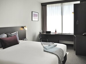 Minibar, desk, soundproofing, iron/ironing board - ibis Melbourne Glen Waverley (Glen Waverley)