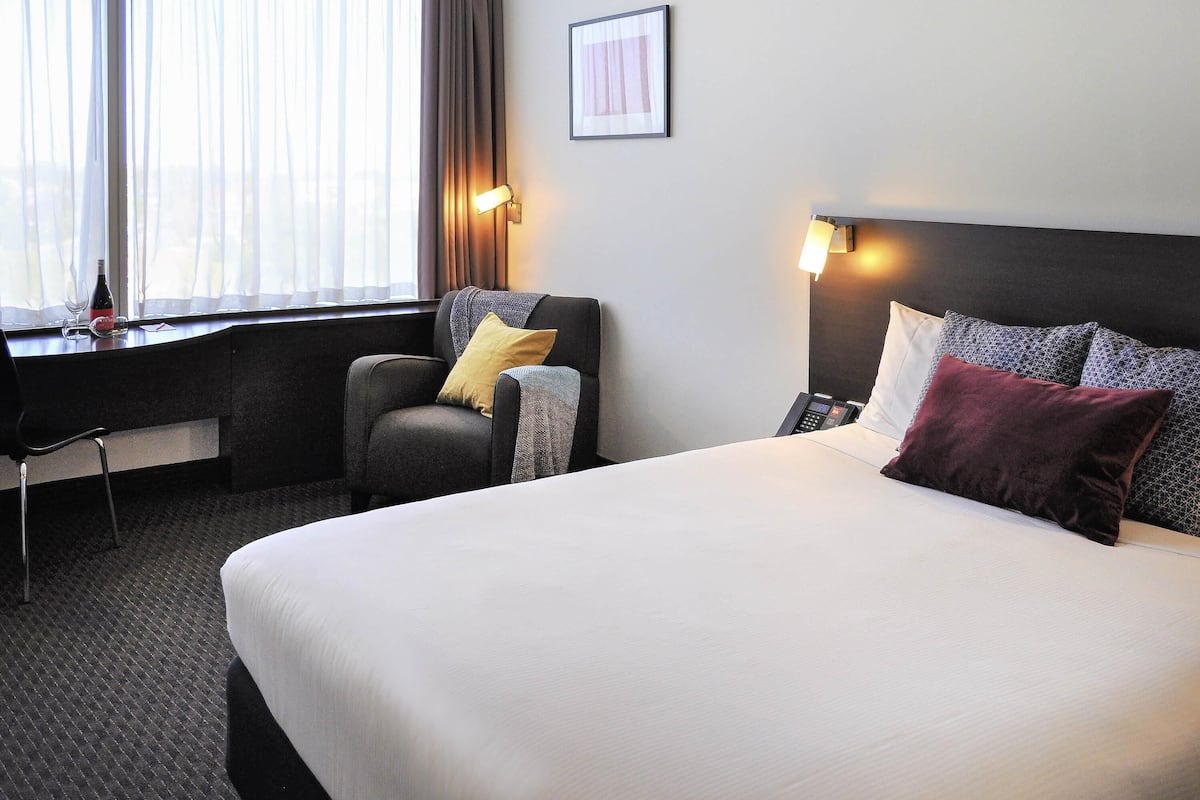 Superior Room, 1 Queen Bed | Minibar, desk, soundproofing, iron/ironing board