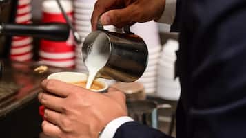 Una persona vertiendo leche en una taza.