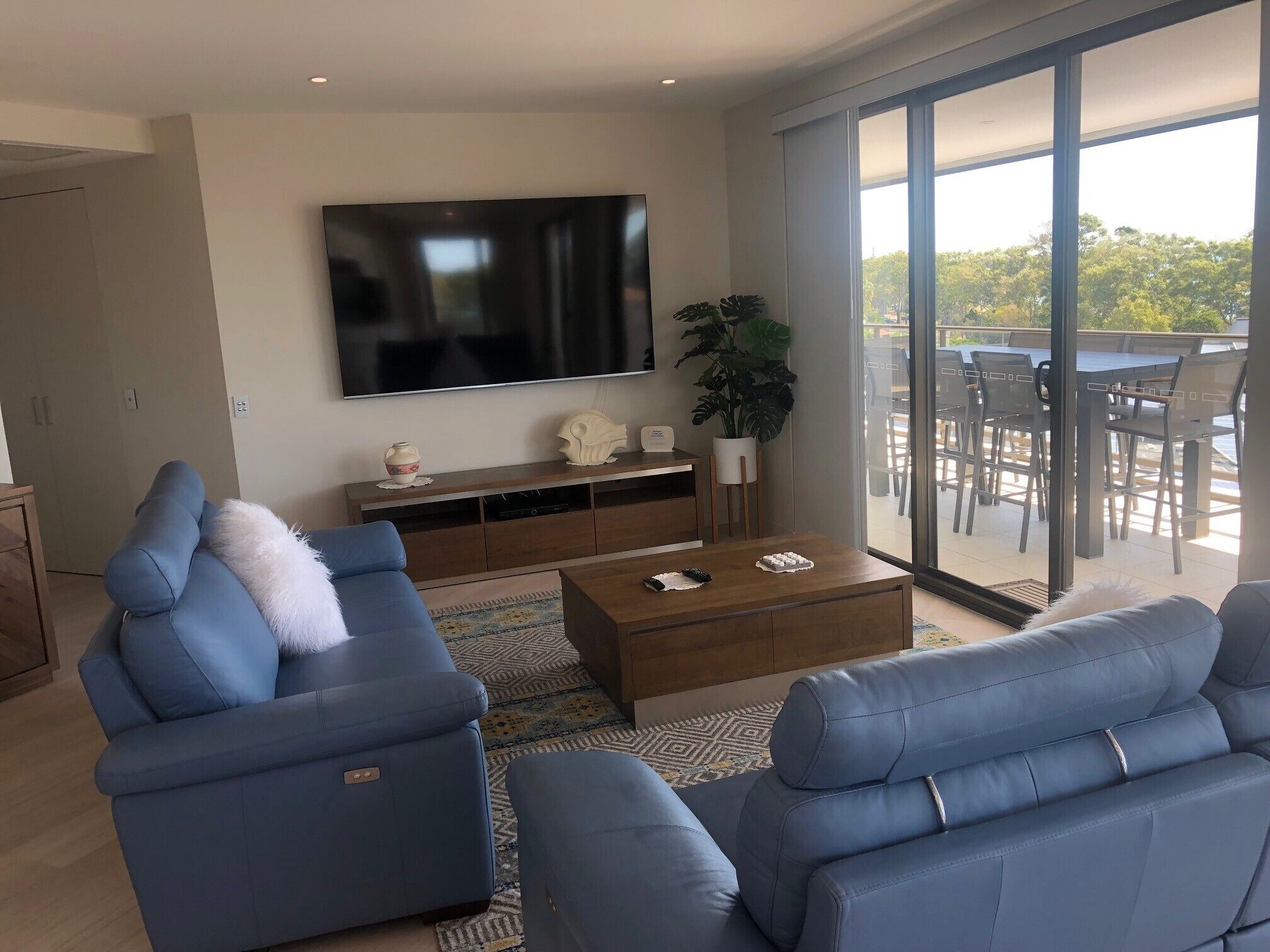 2 Bedroom Queen / Double Apartment | 起居区 | 40-英寸纯平电视 （配备有线频道）、电视