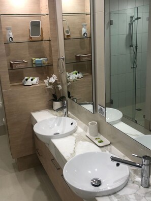 2 Bedroom Queen / Double Apartment | Bilik Mandi | Tab mandi dan pancuran berasingan, kelengkapan dandanan diri percuma 