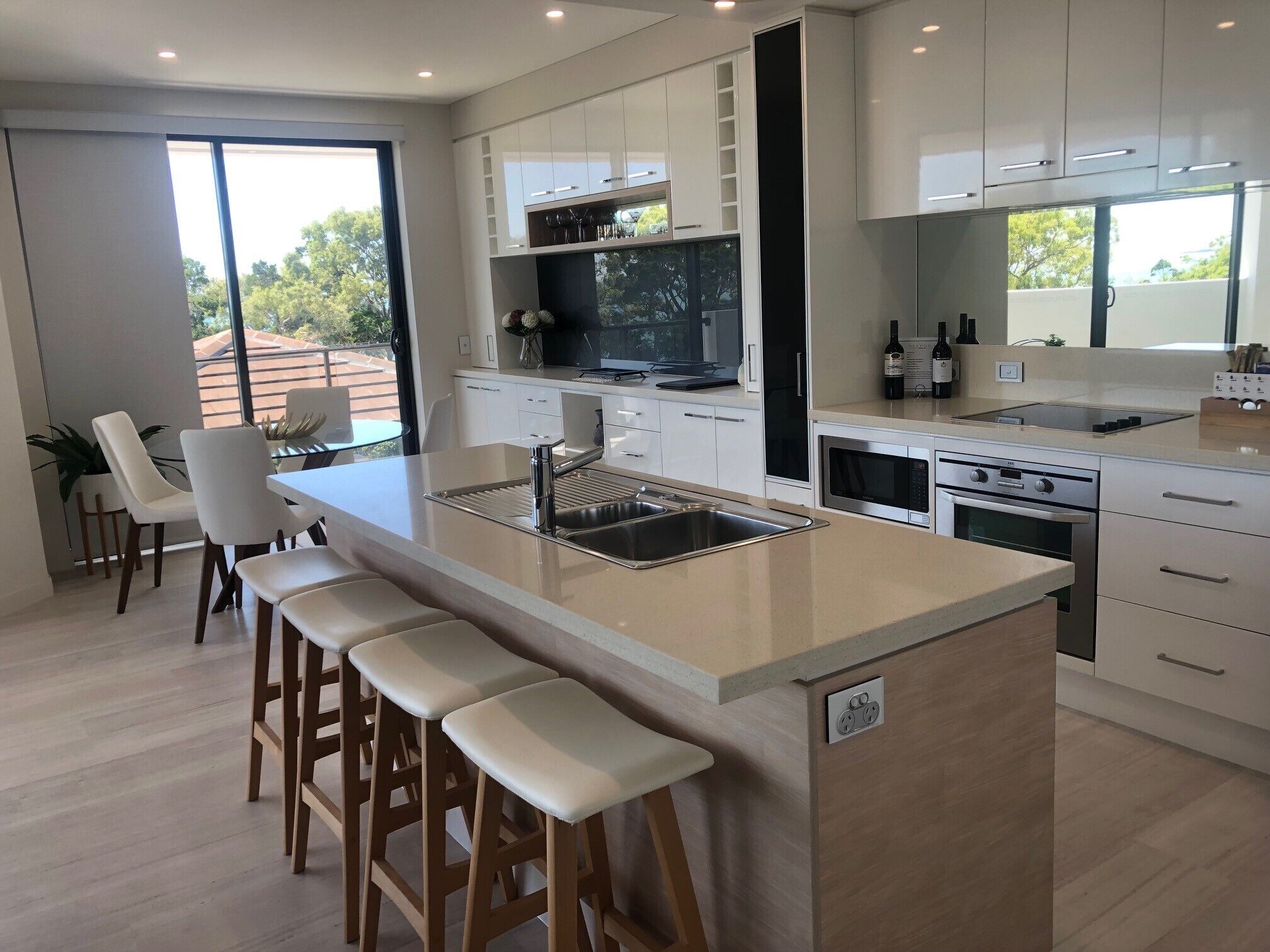 2 Bedroom Queen / Double Apartment | 専用キッチン | 大型冷蔵庫、電子レンジ、オーブン、コンロ