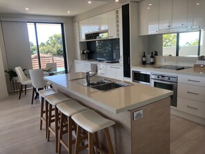 2 Bedroom Queen / Double Apartment | 私人厨房 | 大冰箱、微波炉、烤箱、炉灶