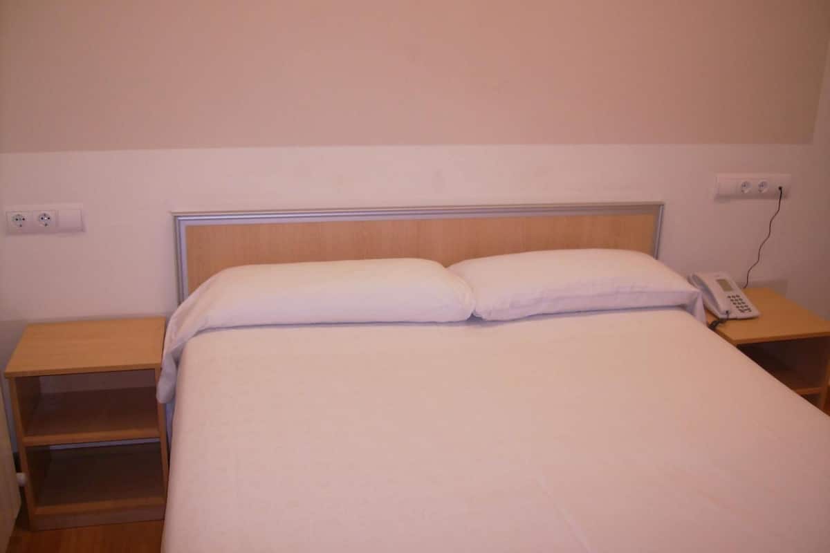 Caja de seguridad en la habitación, escritorio y cortinas blackout