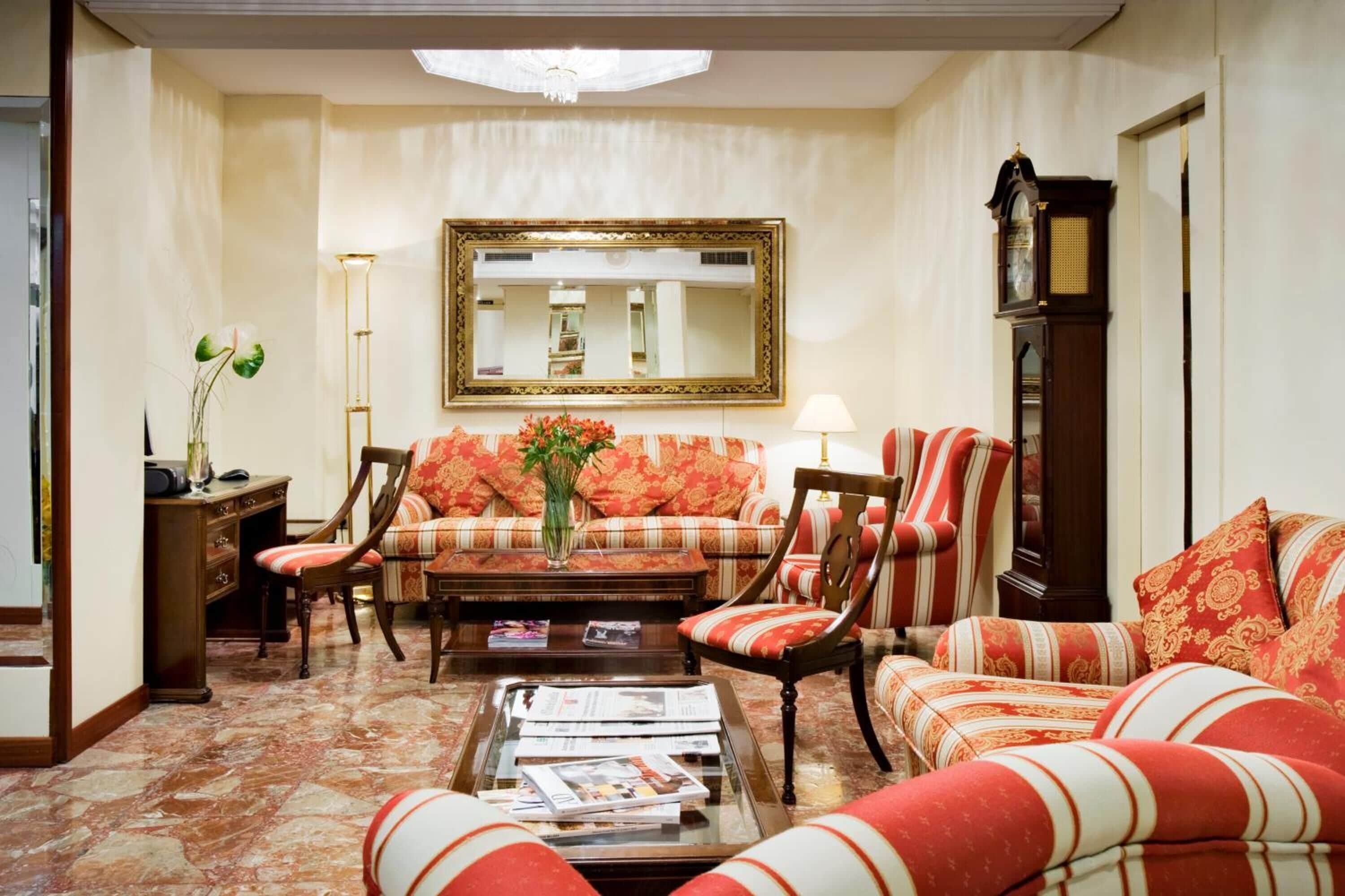 تلفزيون بشاشة مسطحة بحجم 22-بوصة يعرض قنوات تلفزيونية رقمية، تلفزيون