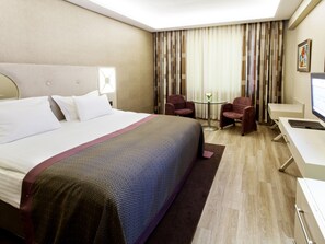 Rom – standard | Minibar, safe på rommet, skrivebord og blendingsgardiner