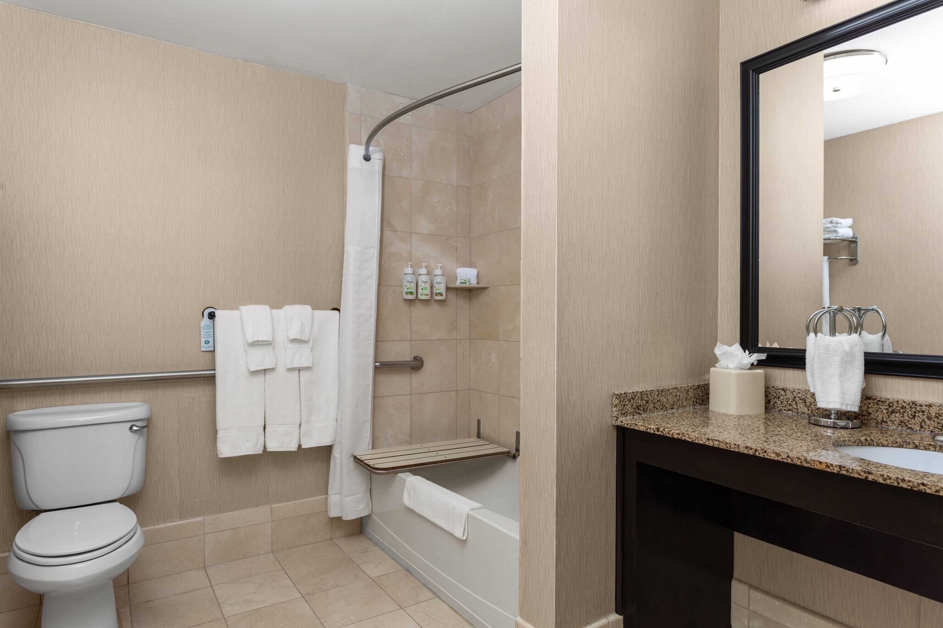 Un baño moderno con inodoro, ducha y lavamanos.