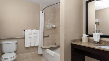 Un baño moderno con inodoro, ducha y lavamanos.
