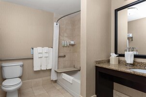 Un baño moderno con inodoro, ducha y lavamanos.