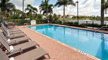 Piscina a l'aire lliure, para-sols i gandules