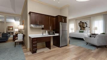 1 King Bed, Presidential, Mobility/Hearing Access Suite, Roll-In Shower, NSMK | 2 多间卧室、高档床上用品、加厚床垫、客房内保险箱