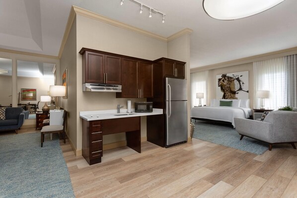 1 King Bed, Presidential, Mobility/Hearing Access Suite, Roll-In Shower, NSMK | 2 多间卧室、高档床上用品、加厚床垫、客房内保险箱