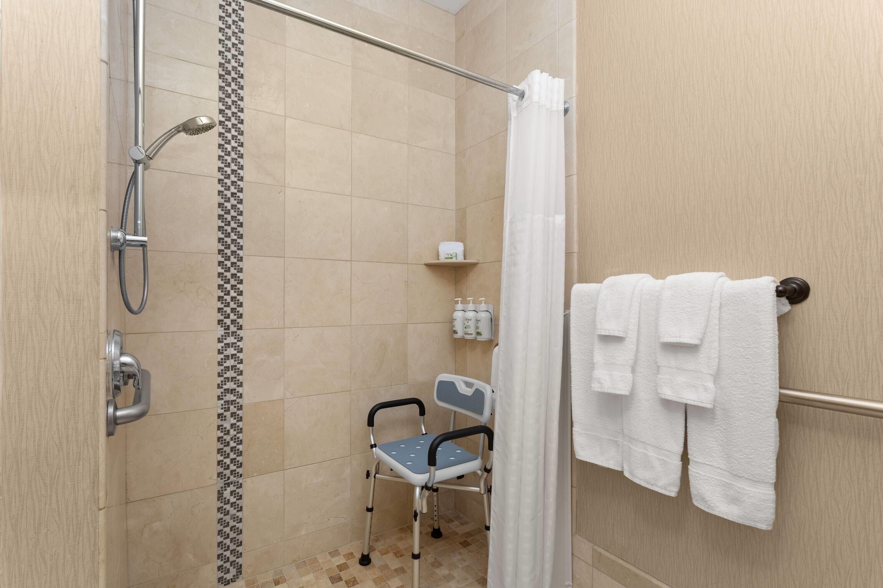 Seprai premium, bantalan ekstra lembut, brankas, dan meja kerja