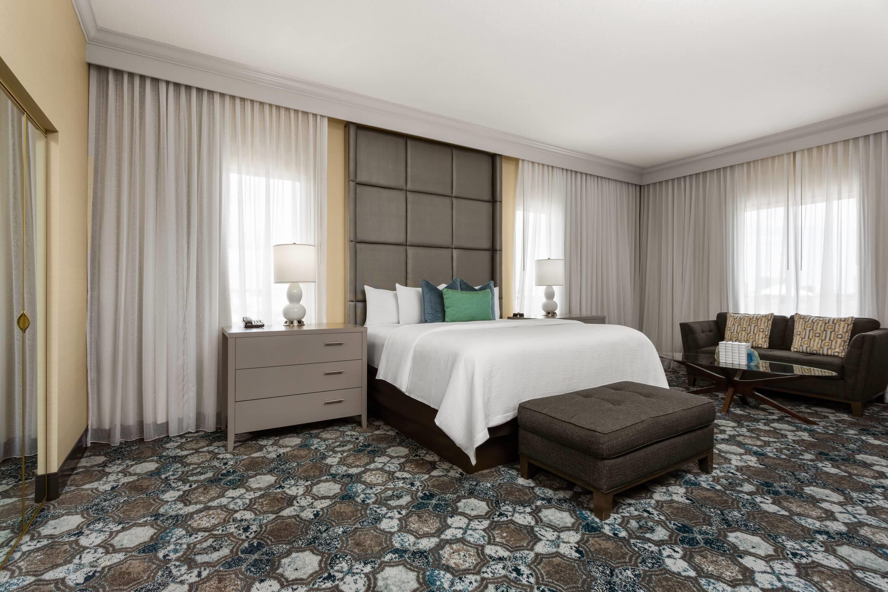 Suite Presidensial, 1 Tempat Tidur King, Bebas Asap Rokok | Seprai premium, bantalan ekstra lembut, brankas, dan meja kerja