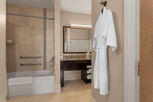 1 King Bed, Presidential, Mobility/Hearing Access Suite, Roll-In Shower, NSMK | Ropa de cama de alta calidad y colchones con acolchado adicional