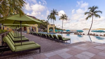 2 hồ bơi ngoài trời