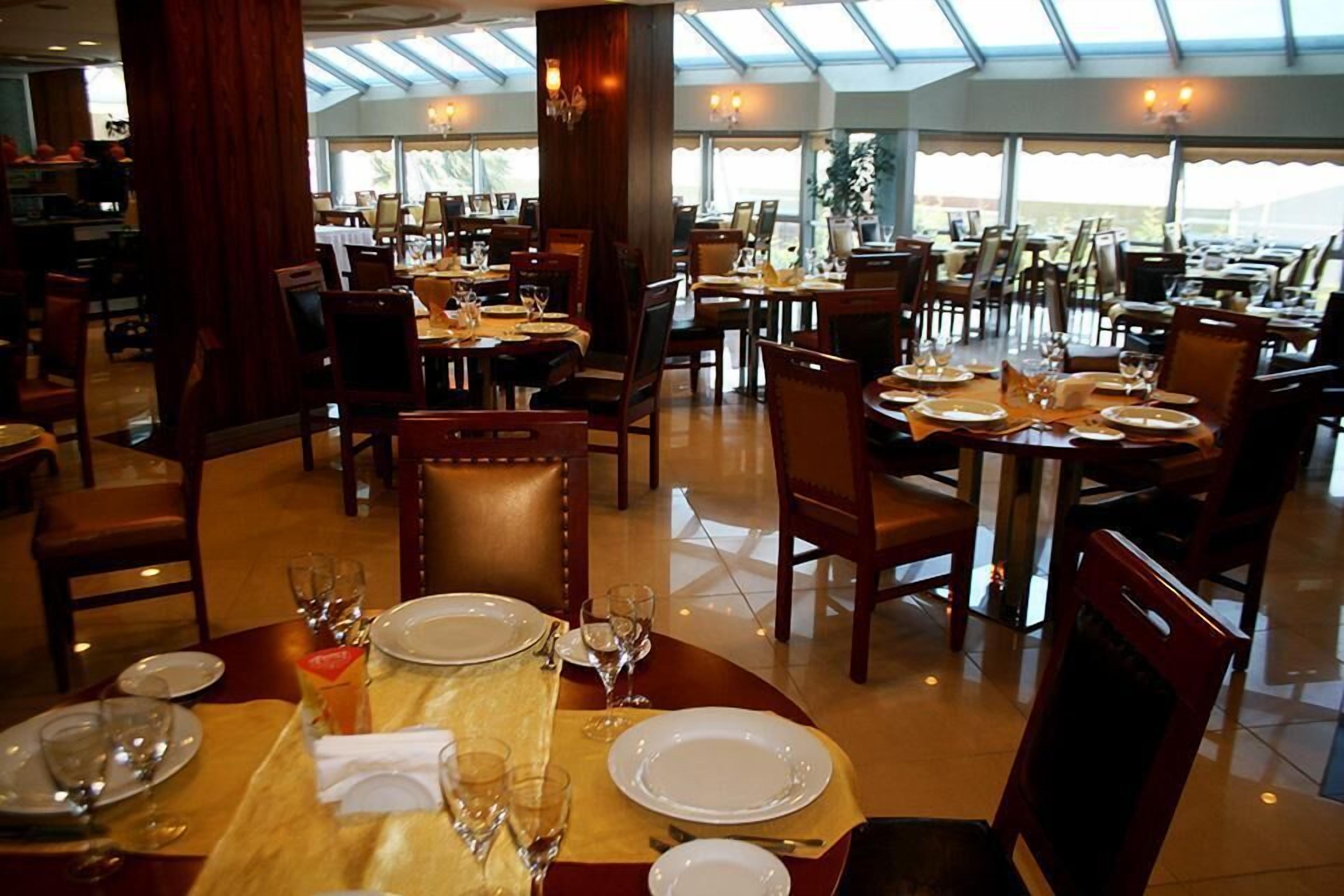 2 restaurants, breakfast served