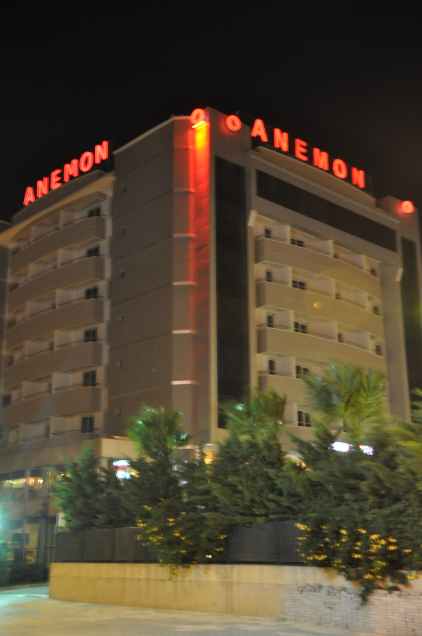 Bagian depan properti - sore/malam