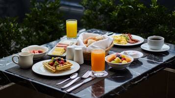 Free daily buffet breakfast