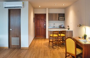 Mikrowelle, Wasserkocher, Kochgeschirr/Geschirr/Besteck