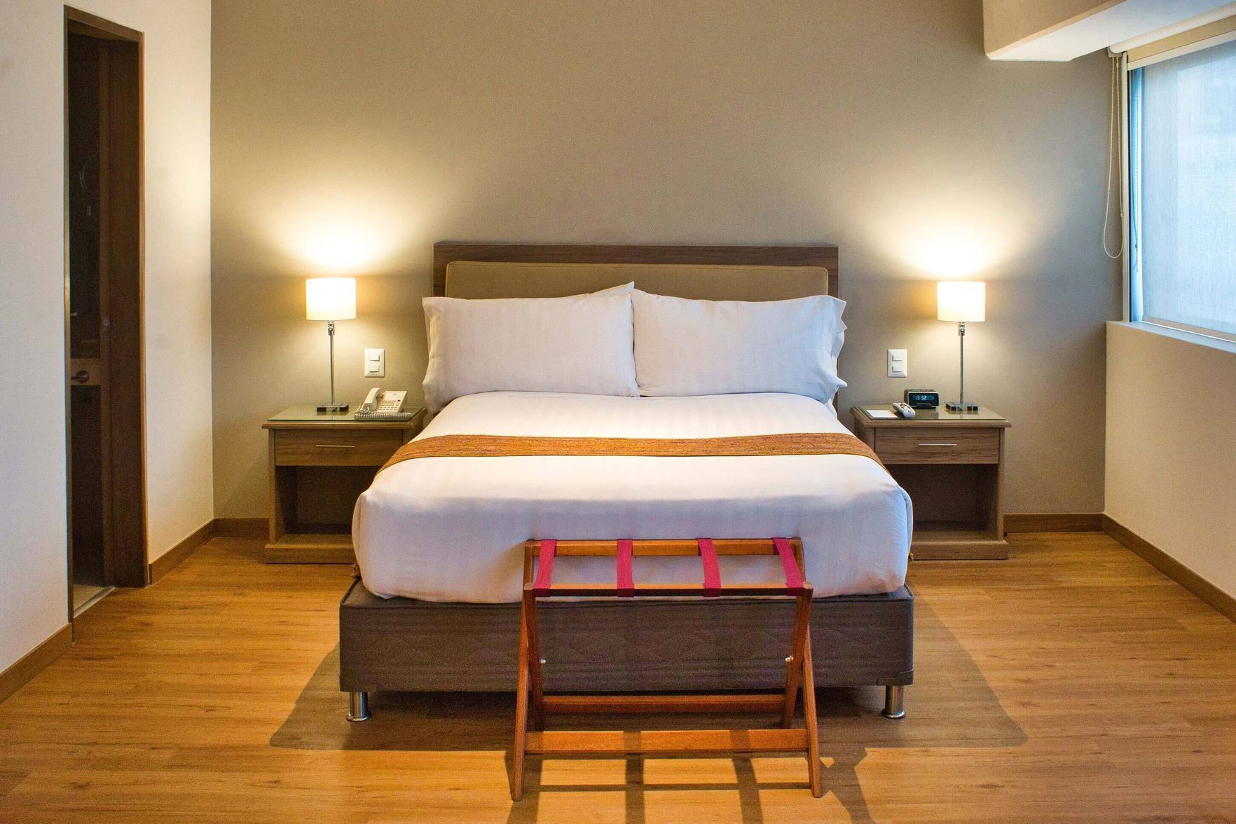 Selimut bulu angsa, minibar, brankas, dan meja kerja
