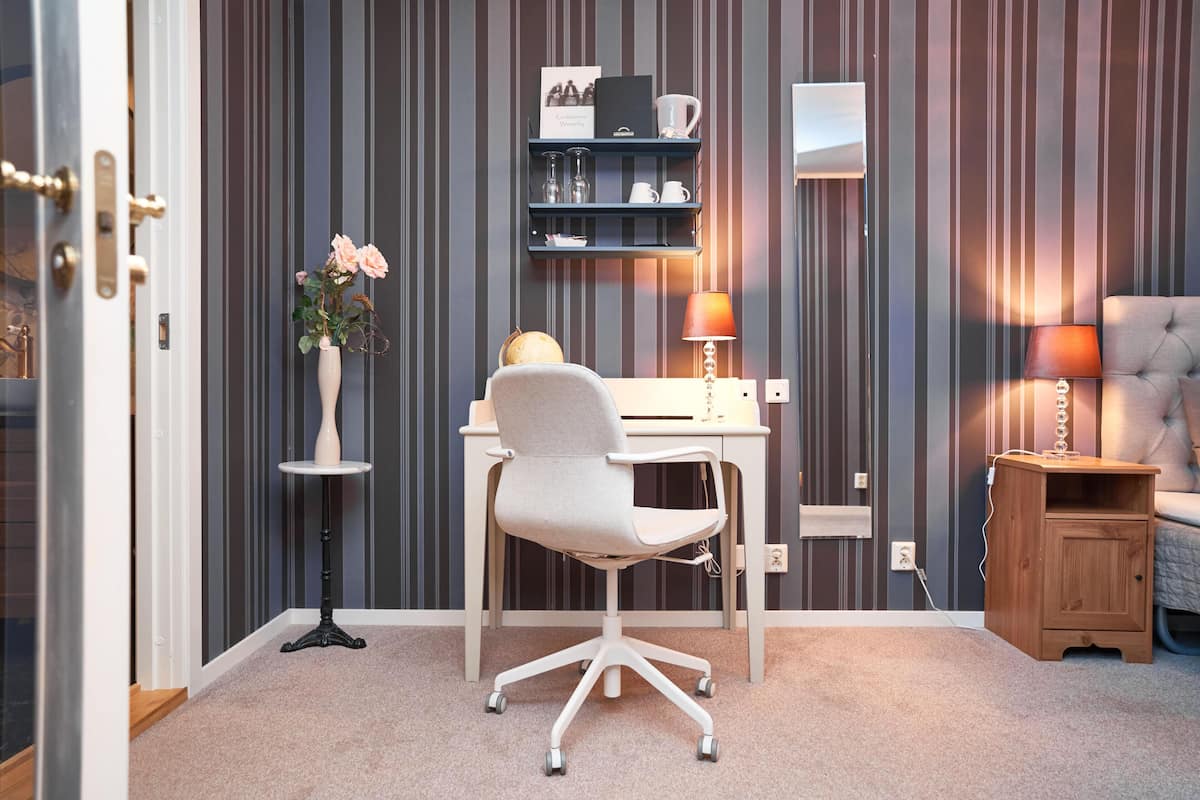 Suite – junior | Oppholdsområde | En 50-centimeters TV med førsteklasses TV-kanaler samt oppvarmet gulv