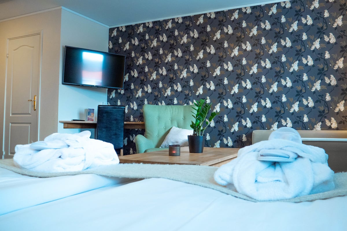 Room Business | Skrivebord, skrivebord for bærbar PC og wi-fi (inkludert)
