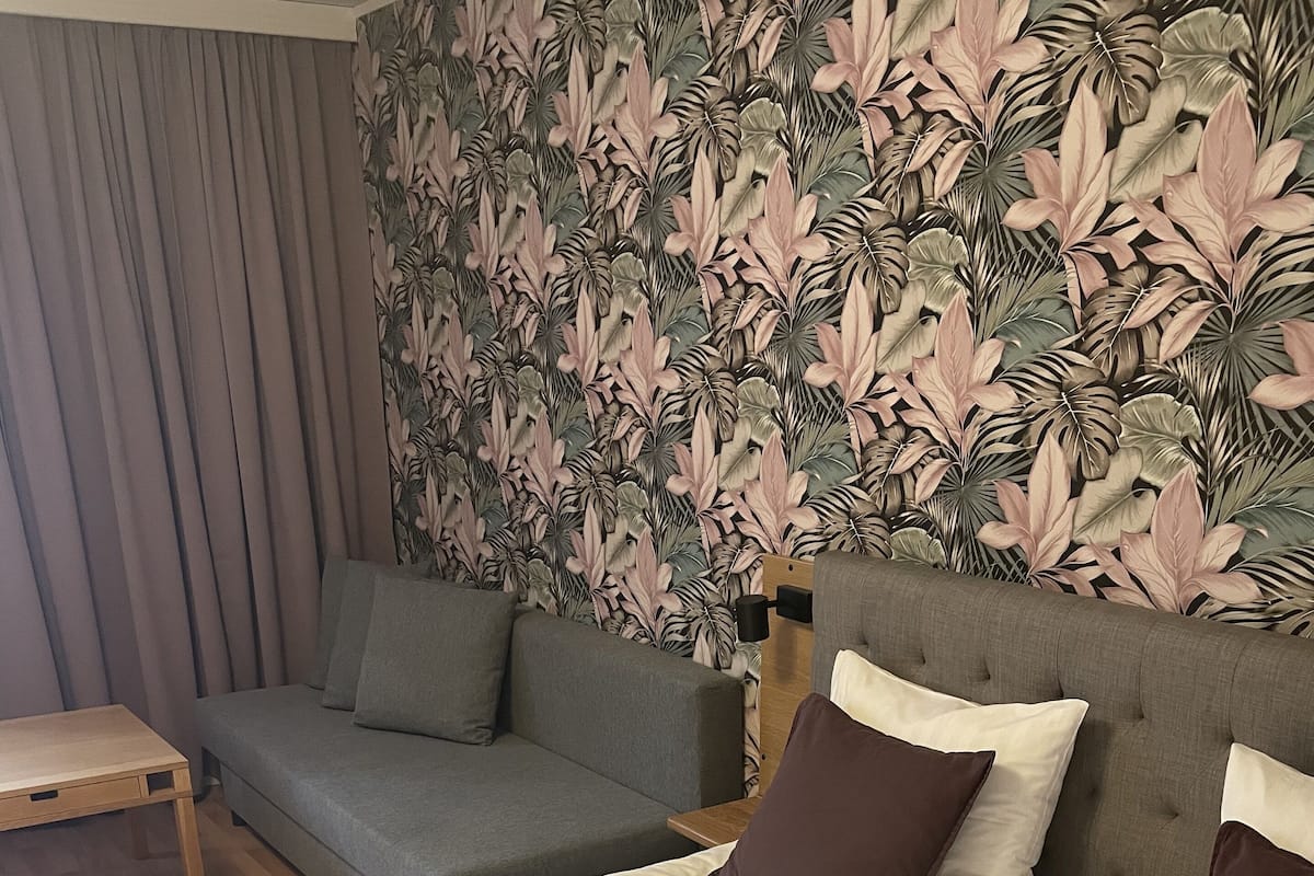 Premium Room With Sofa | Skrivebord, skrivebord for bærbar PC og wi-fi (inkludert)
