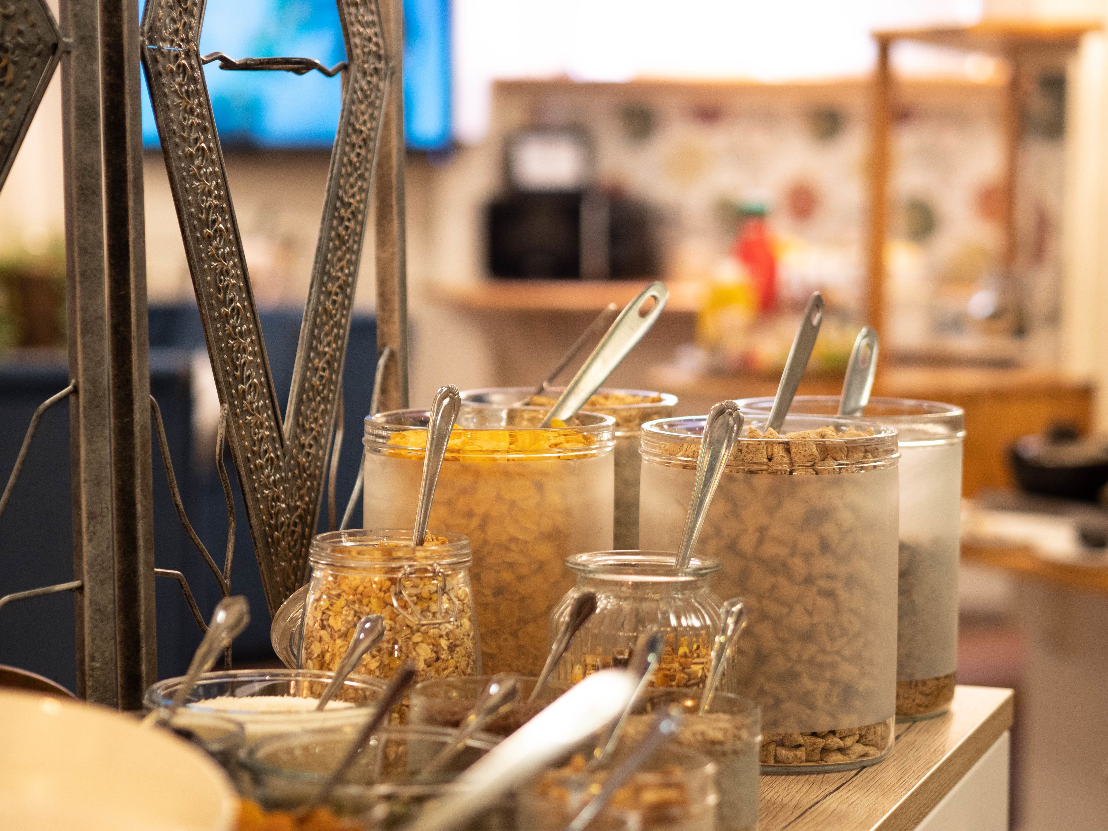 Un bufé de desayuno con diversos alimentos y utensilios.