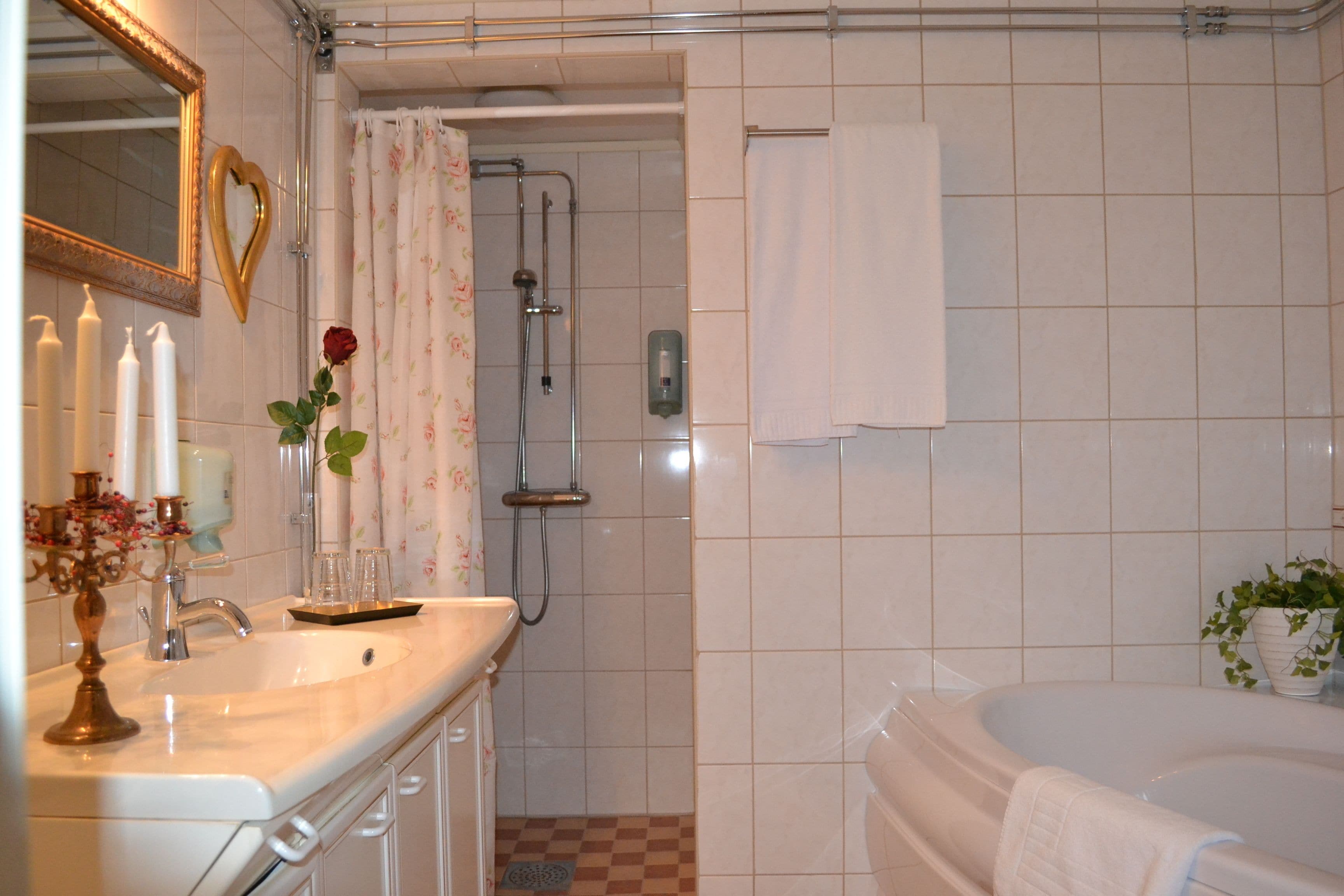 room romantic | deep-soaking bathtub