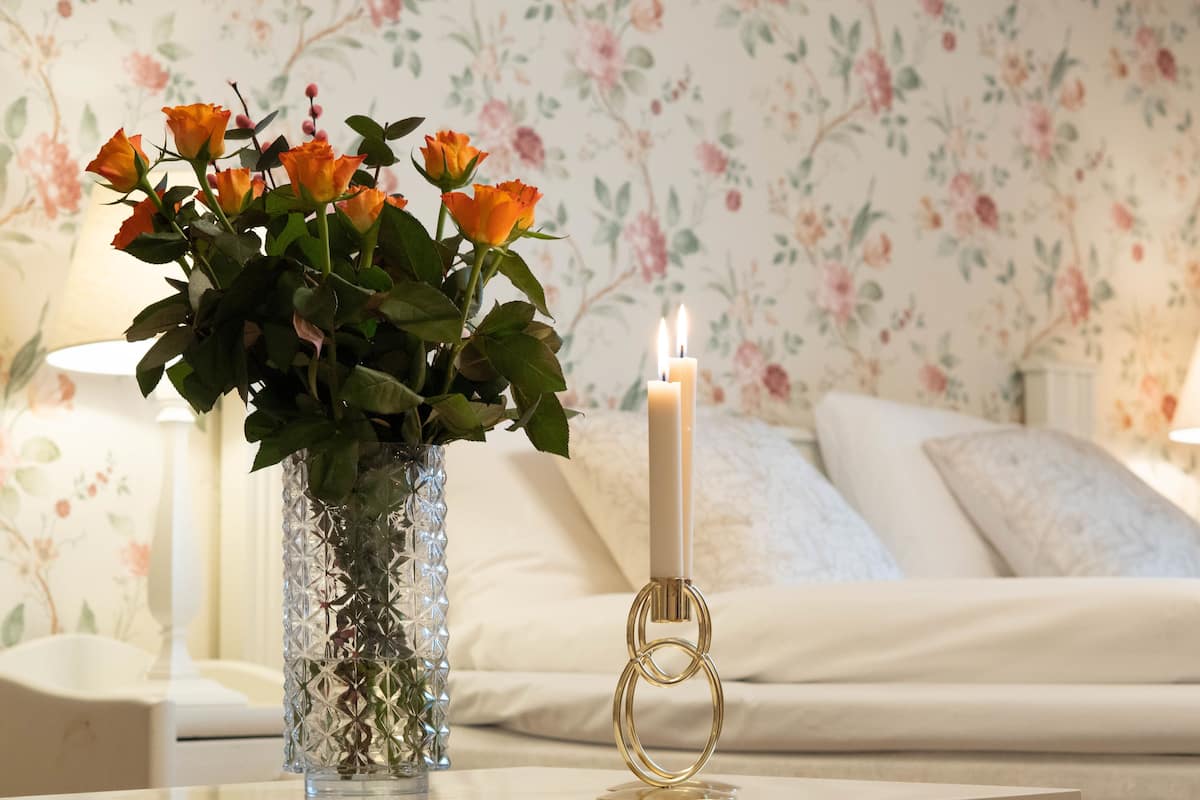 Room Romantic | Skrivebord, skrivebord for bærbar PC og wi-fi (inkludert)