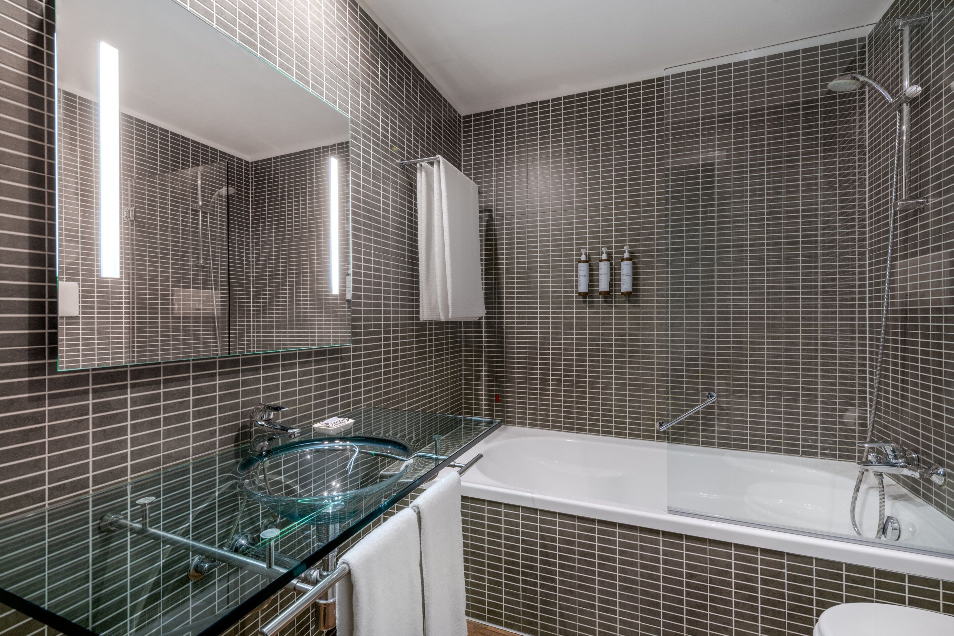 combined shower/bathtub, deep-soaking bathtub, free toiletries