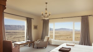 Room (Corner) | Premium bedding, down duvets, blackout curtains, free WiFi - EOLO - Patagonia´s Spirit (El Calafate)