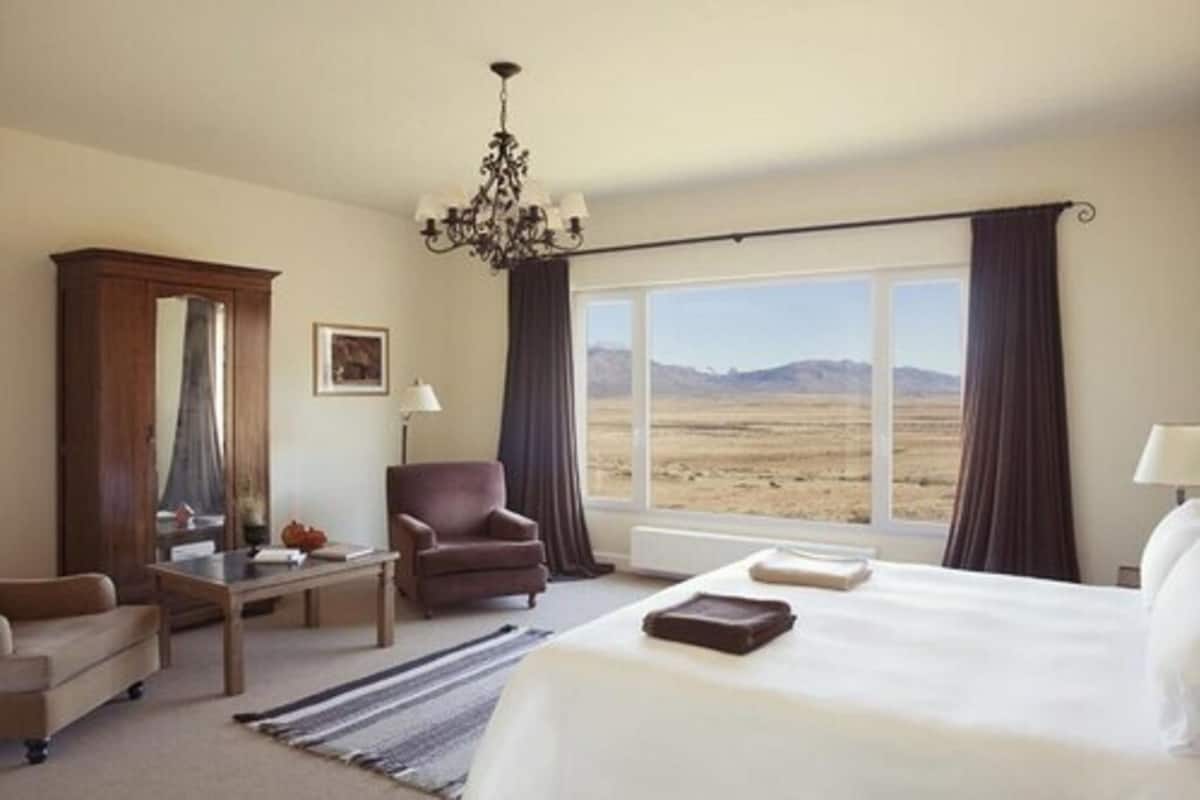 Premium Room | Premium bedding, down comforters, blackout drapes, WiFi (free)