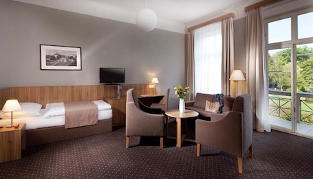 Escritorio, cortinas blackout, wifi gratis y ropa de cama . Badenia Hotel Praha