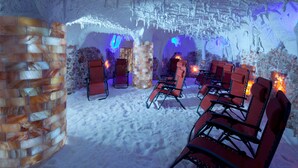 An ice bar with seating and a fireplace. - Badenia Hotel Praha (Frantiskovy Lazne)