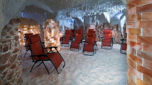 An ice room with brick walls and benches. - Badenia Hotel Praha (Frantiskovy Lazne)