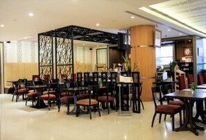Breakfast, lunch and dinner served  - FuramaXclusive Sukhumvit (Bangkok)