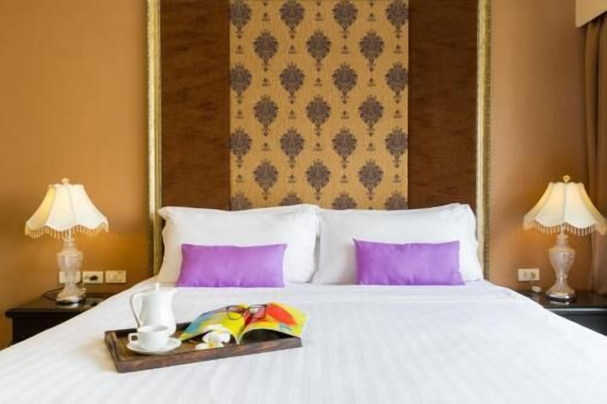 Een minibar, een kluis op de kamer, een bureau, verduisterende gordijnen