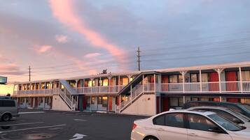 Tempat letak kenderaan sendiri percuma